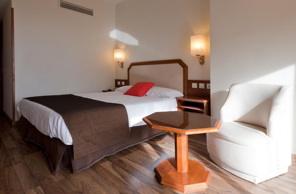 Senator Barajas Hotel Madrid Eksteriør billede A room at the hotel