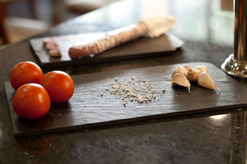 Senator Barajas Hotel Madrid Eksteriør billede Slate cutting board