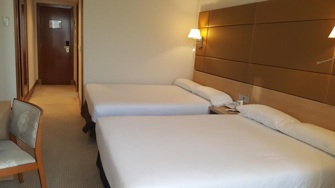 Senator Barajas Hotel Madrid Eksteriør billede Two beds in a room