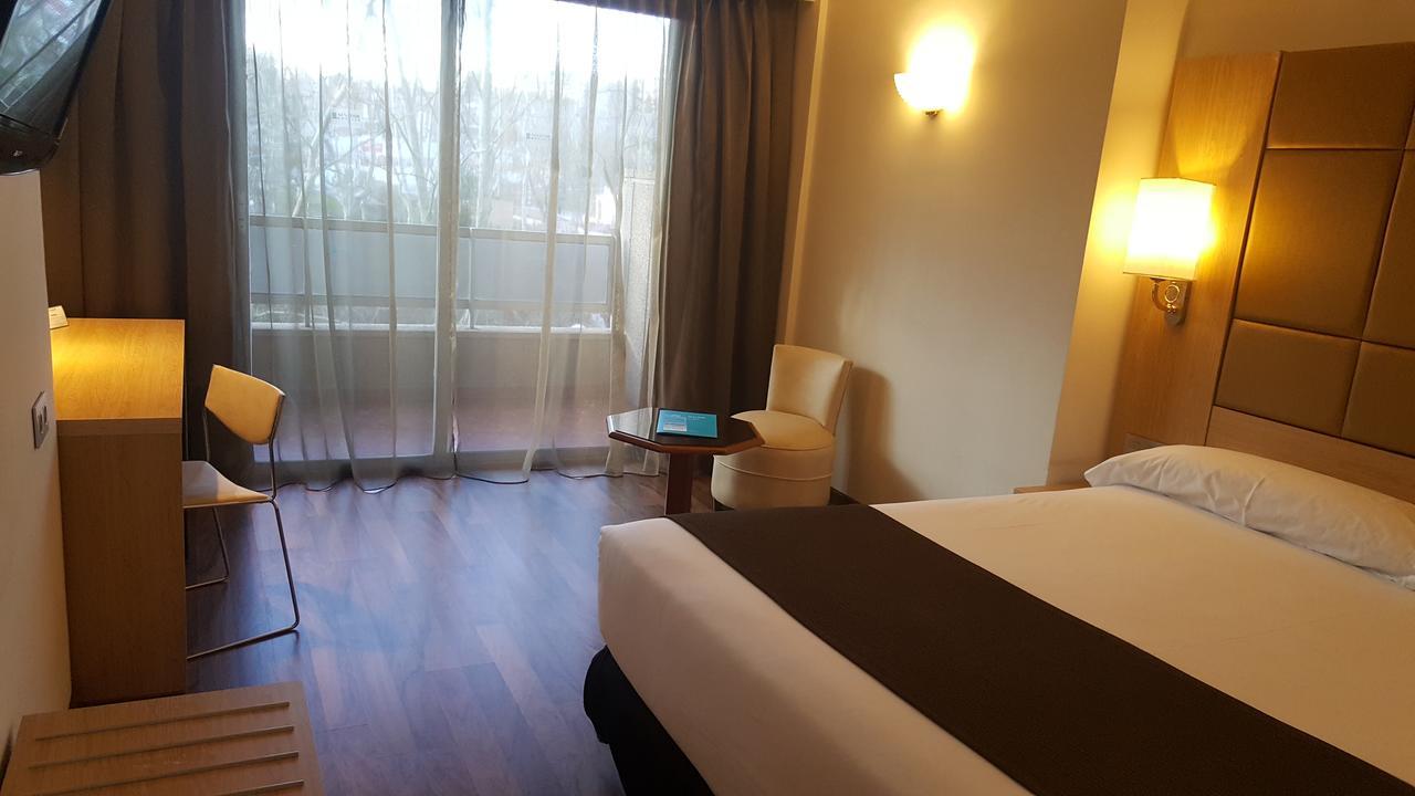 Senator Barajas Hotel Madrid Eksteriør billede Room at the hotel